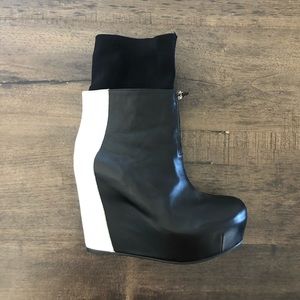 YES / SOLESTRUCK black & white platforms